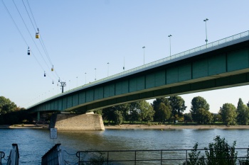 Zoobrücke mit Seilbahn.jpg